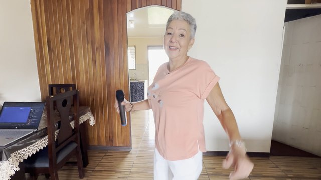 doña xinia, san ramón, karaoke, música, alegría, comunidad, historias de vida, entretenimiento, costa rica, cultura popular, carisma, diversión, más que noticias, teletica, teletica.com, canal 7, noticias cr