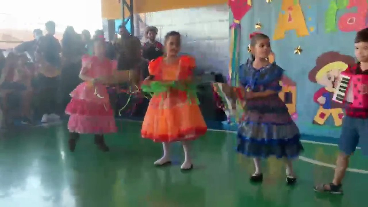 Gaby e a  dança junina