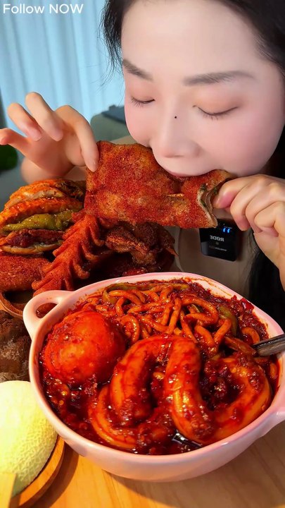 ASMR MUKBAG EATING SPICY CHINESE FOOD VERY DELI...