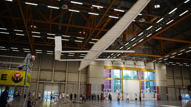 Il video del volo dell’aeroplano di carta più grande del mondo (che ha conquistato il Guinness)