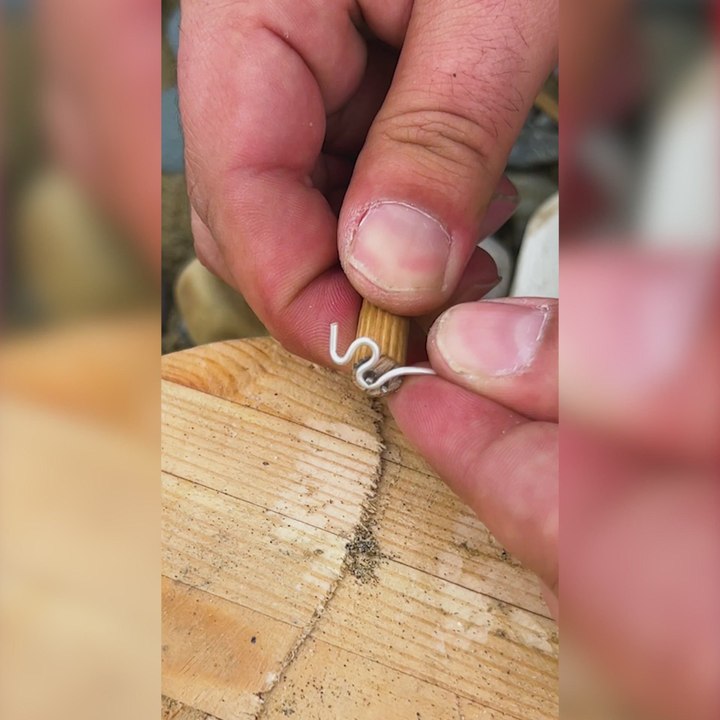 A guy made a simple and delicate ring with the stone