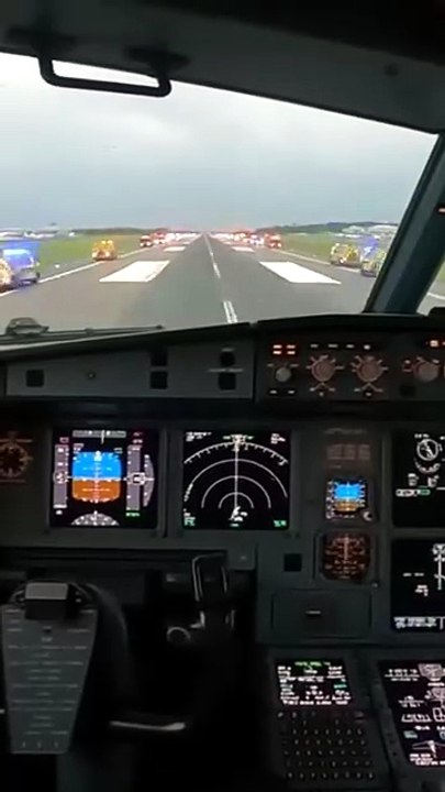 “Real Cockpit Emergency Landing   Daylight Runway Survival” #EmergencyLanding #CockpitView #AviationCrisis #RunwayEmergency #RealFlight