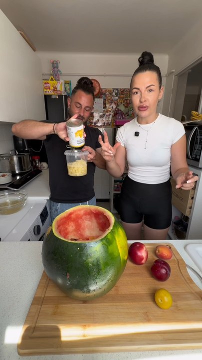 On finit de remplir la pastèque 🍉😂