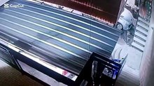 Video: empujó por la escalera a su pareja embarazada, la persiguió y la volvió a atacar en el estacionamiento