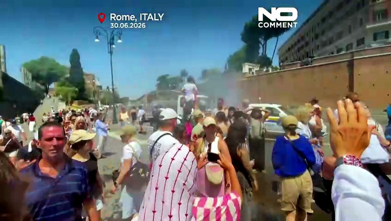 Roma, ondata di caldo: cannoni ad acqua rinfrescano i turisti al Colosseo