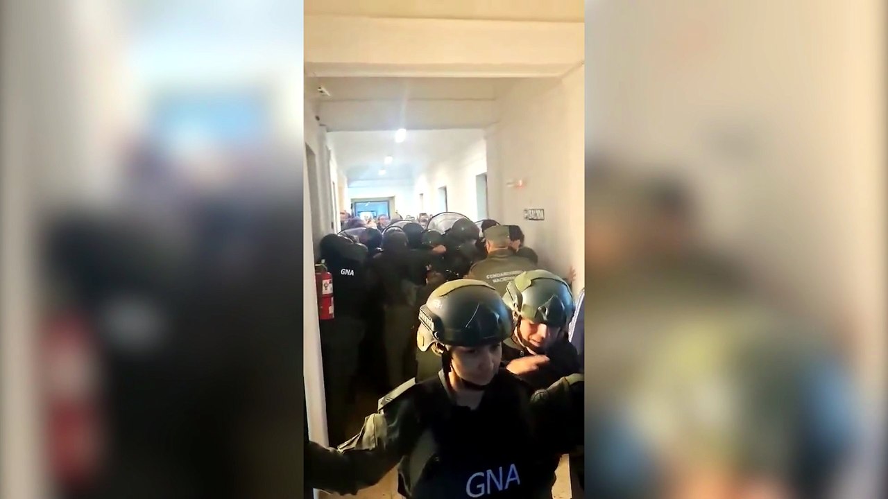 Gendarmería desaloja a trabajadores en la sede central de CNEA que reclamaban por los cesanteados