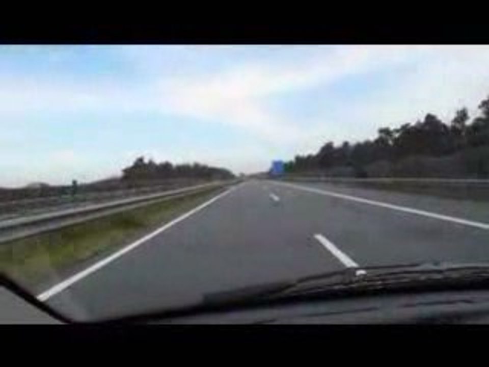 Une Corvette double une voiture sur l'autoroute à 150km/h