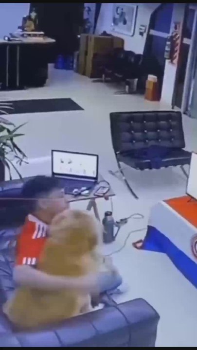 La tierna imagen de un fan paraguayo celebrando con su perro el pase ante Alemania
