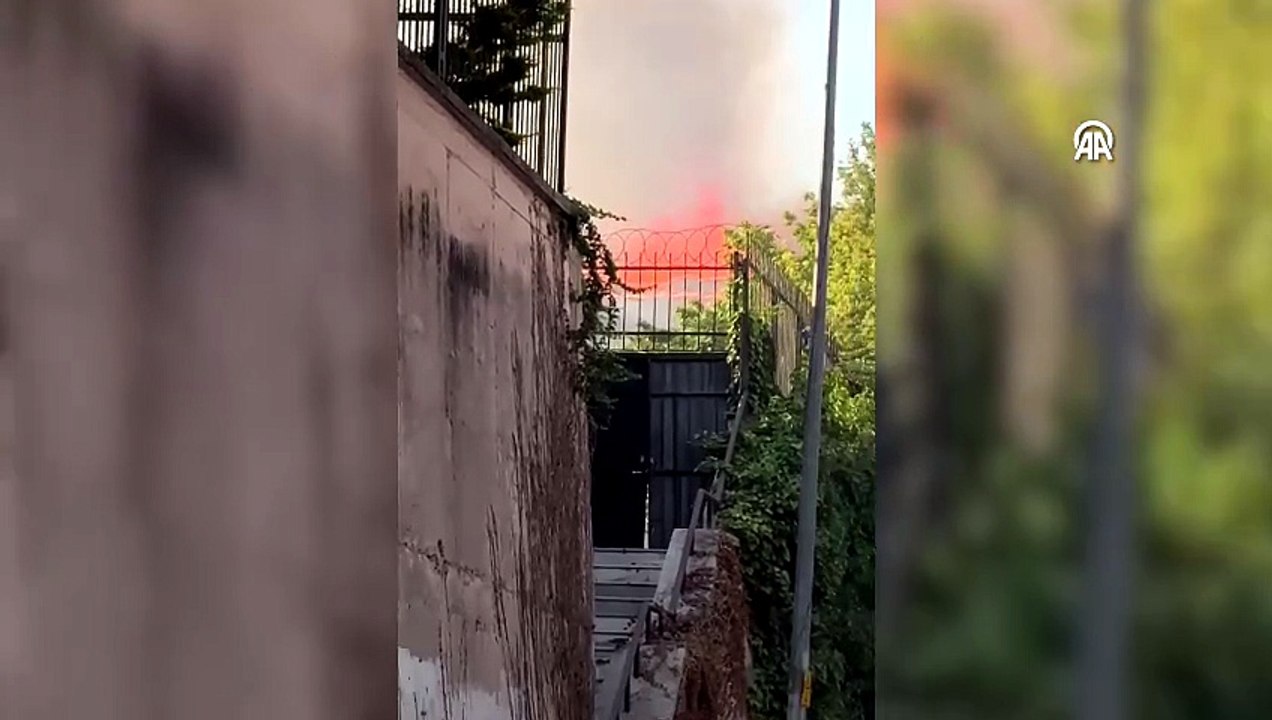 Beylikdüzü'nde okulun çatısında çıkan yangına müdahale ediliyor