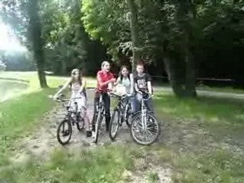 duks compagnie joue au domino