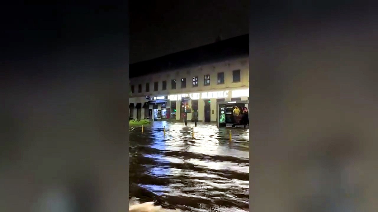 Bucarest come Venezia, le immagini dopo la tempesta in Romania