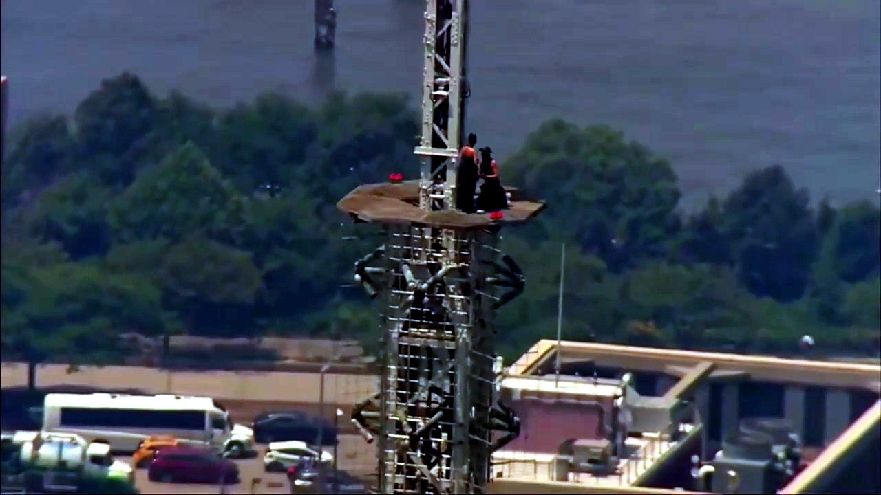 Dos personas suben a la cima del Empire State Building y se prometen matrimonio
