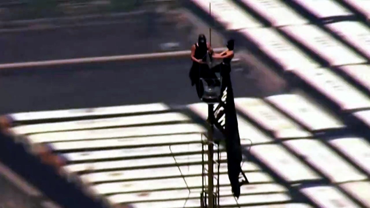 Corto Dos personas suben a la cima del Empire State Building y despliegan una pancarta a favor de la paz