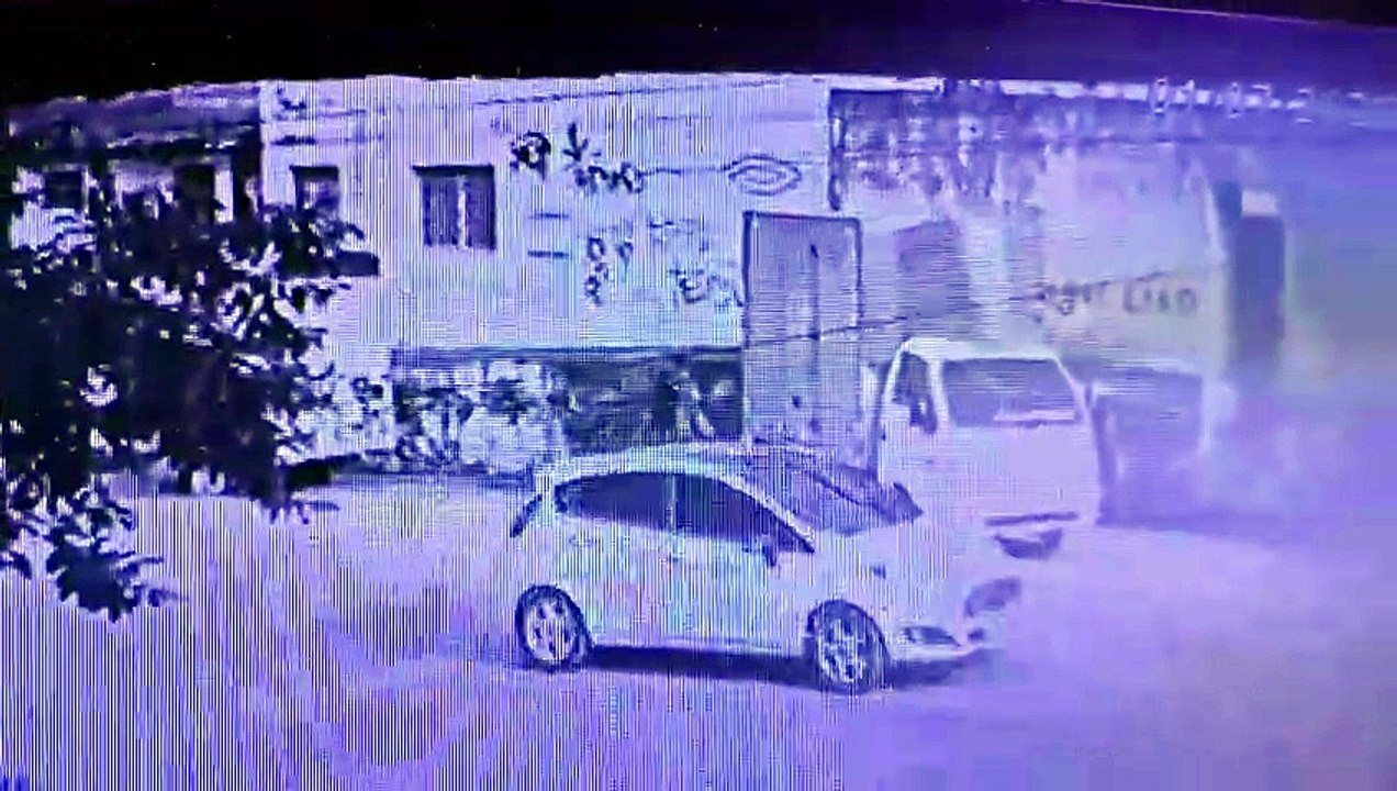 Câmera flagra homem transportando saco com corpo de mulher em carrinho de mão no Jacintinho