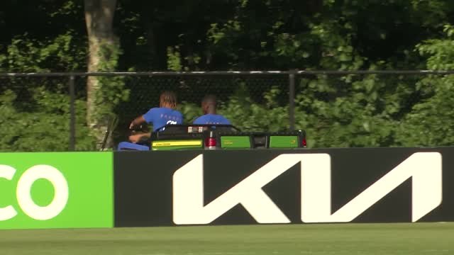 Bleus - Les joueurs ont trouvé leur nouveau bolide : la voiturette de jardinage !
