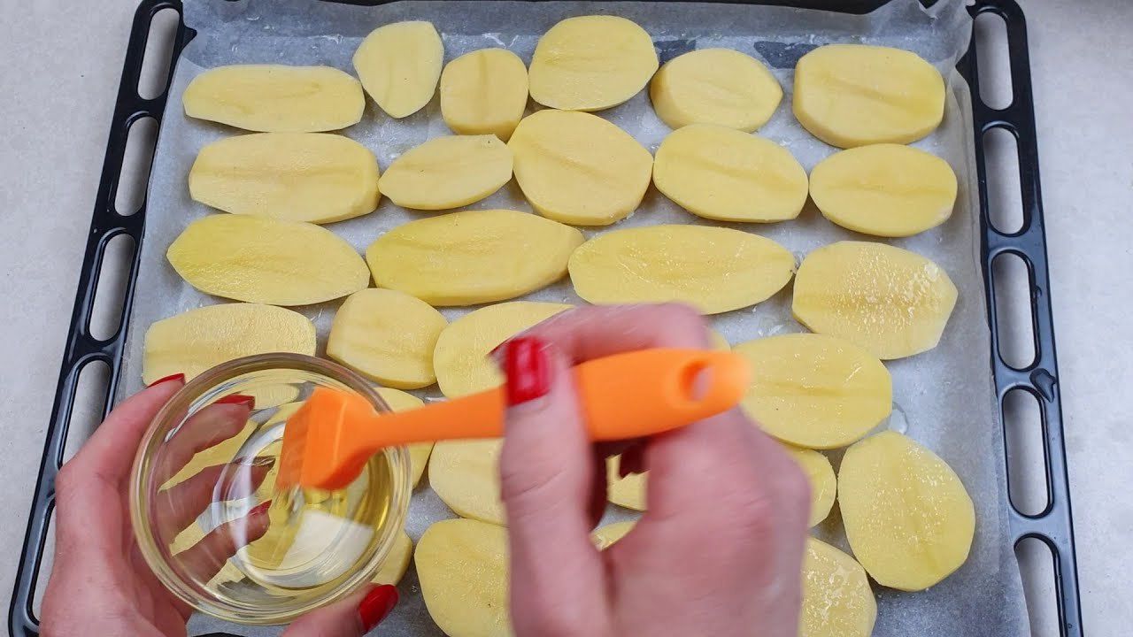 Das Rezept für Ofenkartoffeln mit Hühnchen im Ofen, ein leckeres Abendessen in 10 Minuten.