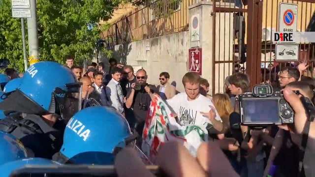 A Roma tensioni e scontri corpo a copro alla Sapienza tra studenti e poliziotti