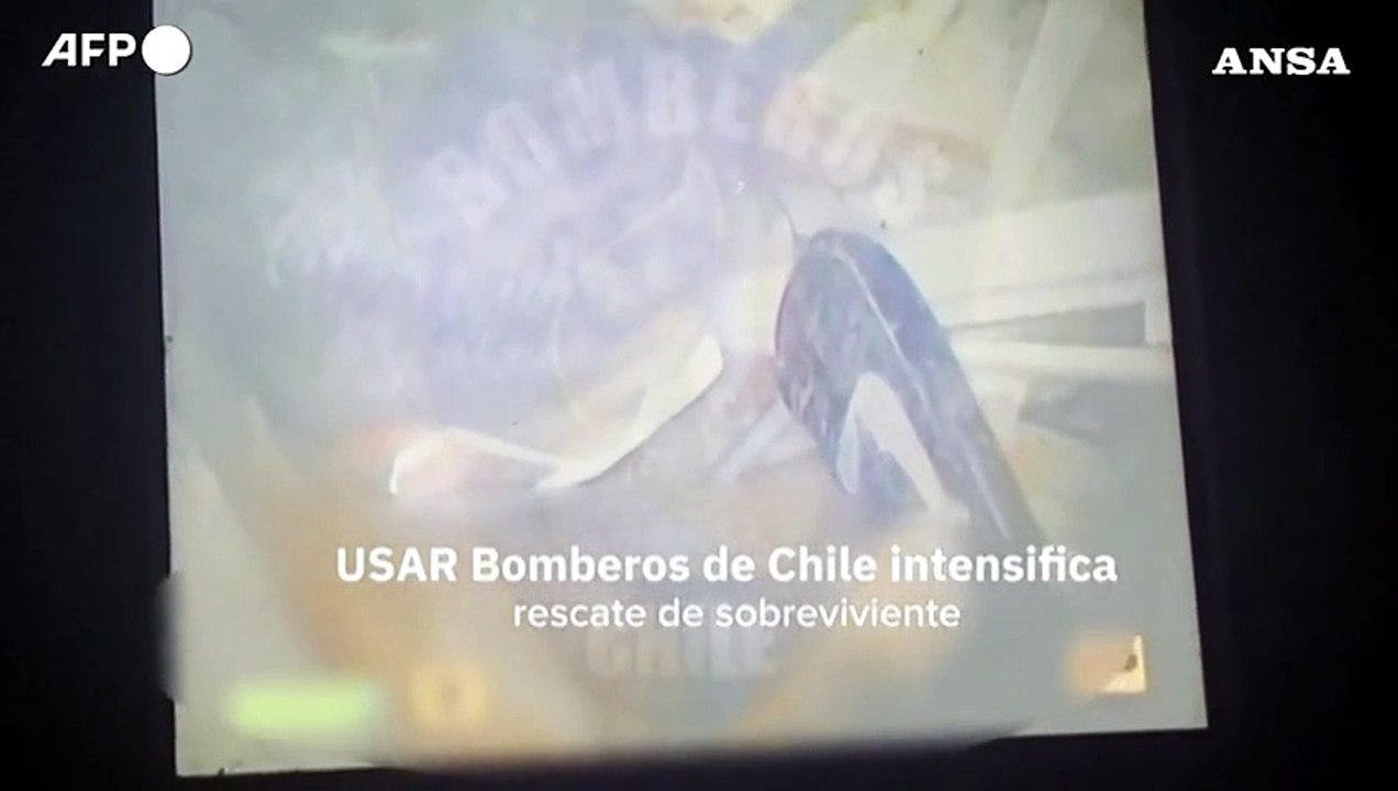 Venezuela, soccorritori cileni al lavoro per liberare un uomo ancora vivo sotto le macerie