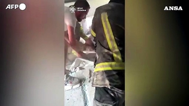 Kiev, soccorritori estraggono una donna viva dalle macerie dopo l’attacco russo