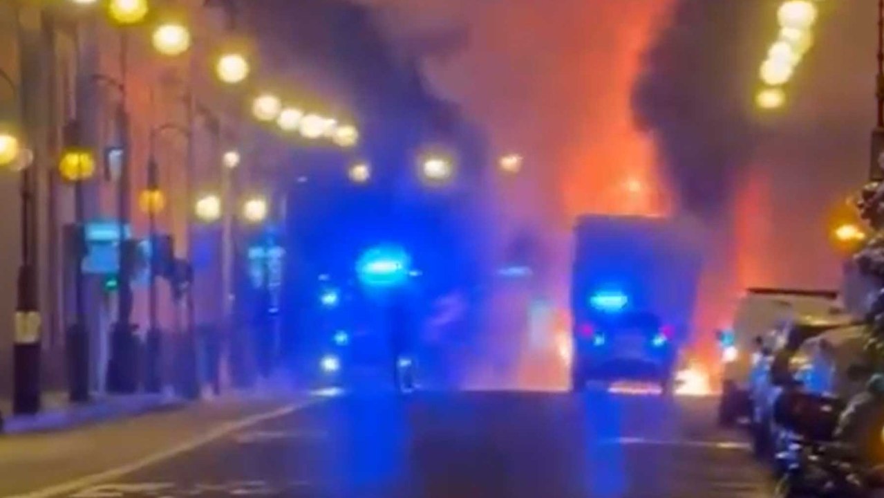 El espectacular incendio de un camión de la basura en el centro de Palma desata el pánico con varias explosiones en plena madrugada