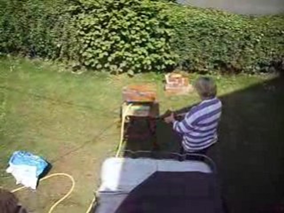 Maman coupe des briques