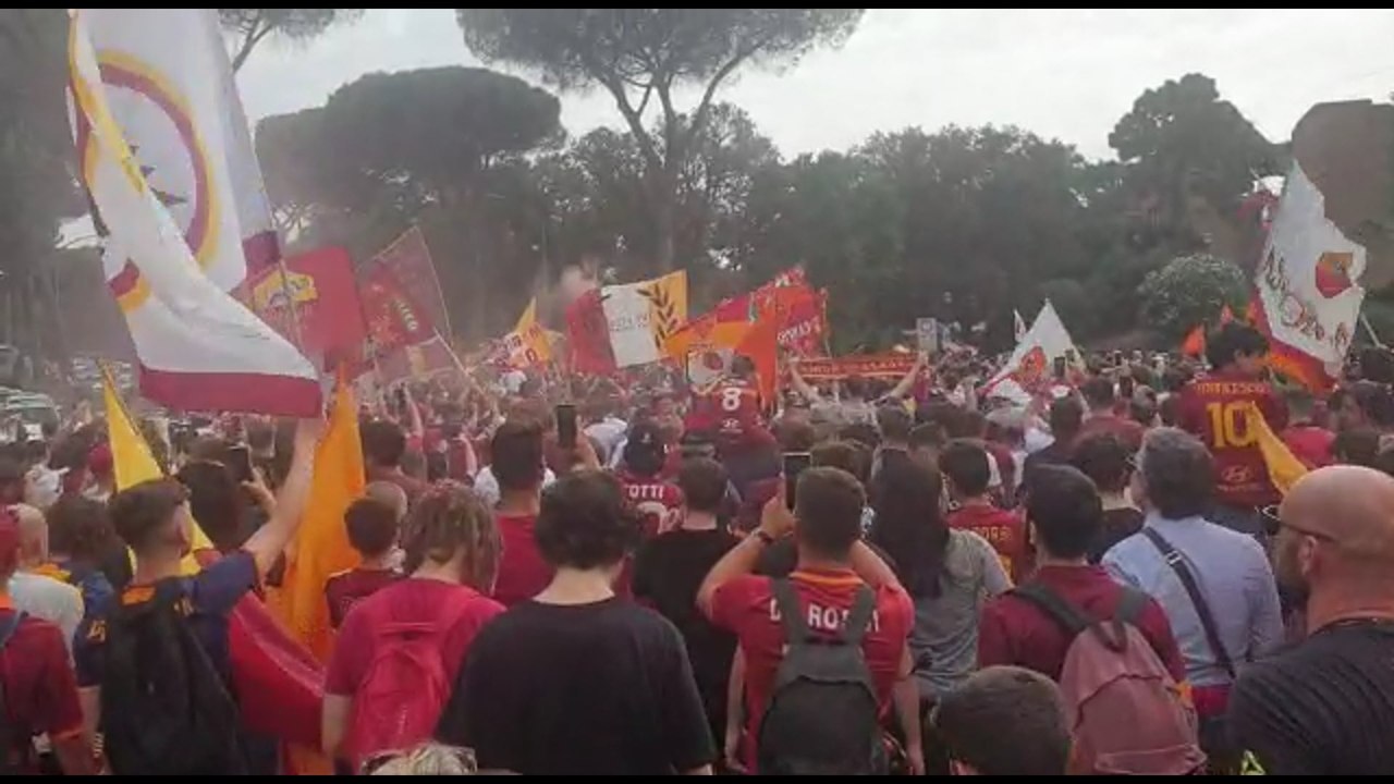 Roma fa festa per la vittoria della Conference League (2)