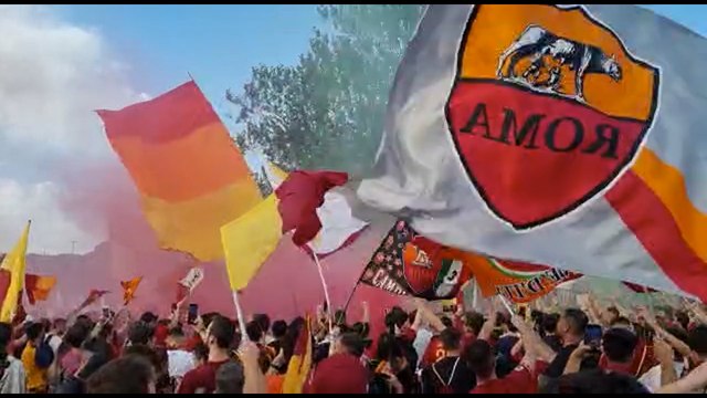 Conference League, a Roma Olimpico preso d'assalto tra cori e fumogeni