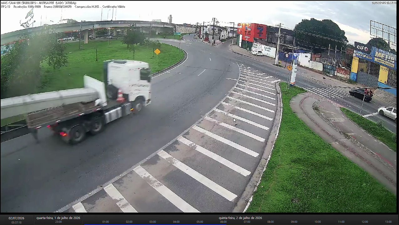 Carreta que transportava vigas de cimento tomba na rotatória da antiga PRF