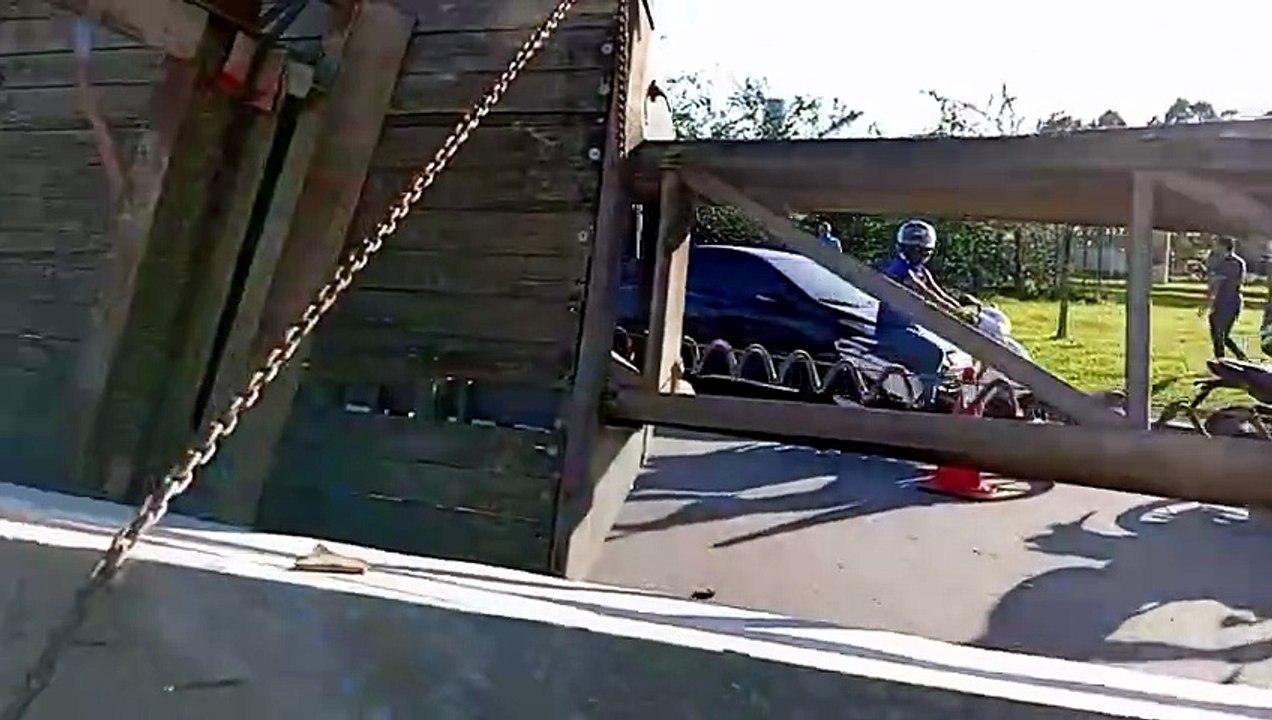 Carreta que transportava vigas de cimento tomba em Maceió