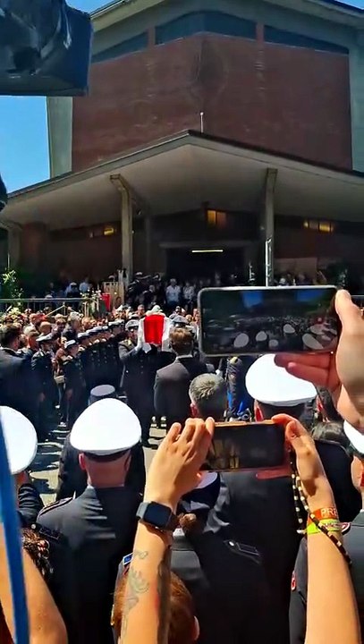 Francesco Imprezzabile, il funerale a Milano: l'uscita del feretro dalla chiesa tra gli applausi