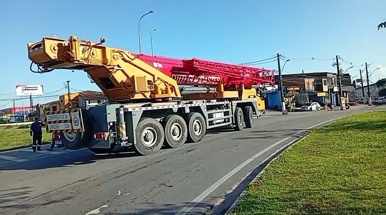 Guindaste foi acionado para retirar a carreta do local