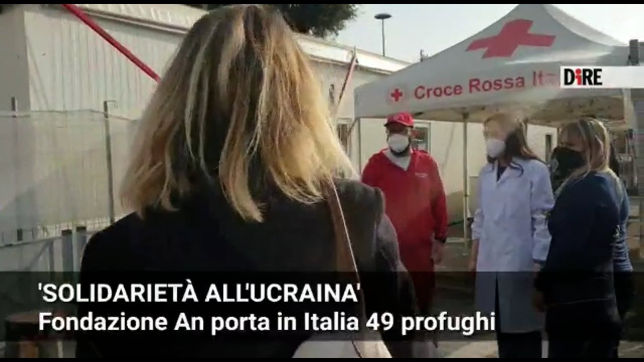 Alemanno torna dall'Ucraina con 49 profughi: "Ecco il vero volto della destra"