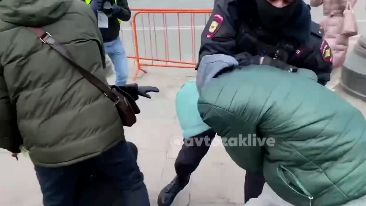 Corteo per la pace in Ucraina, arresti a San Pietroburgo