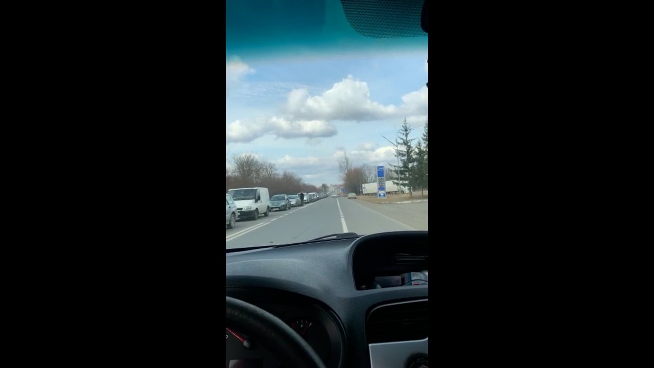 Le file di auto al confine tra Ucraina e Romania