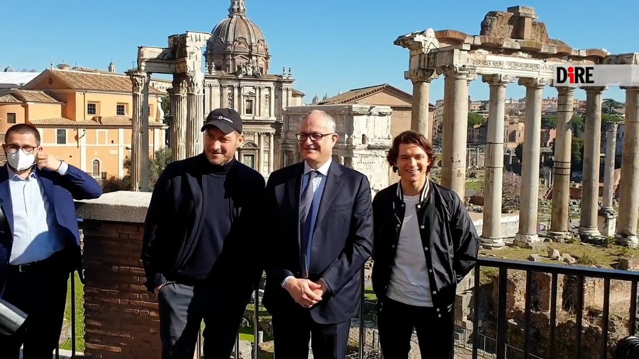 Tom Holland e Totti in Campidoglio per le riprese di uno spot, l'incontro con Gualtieri