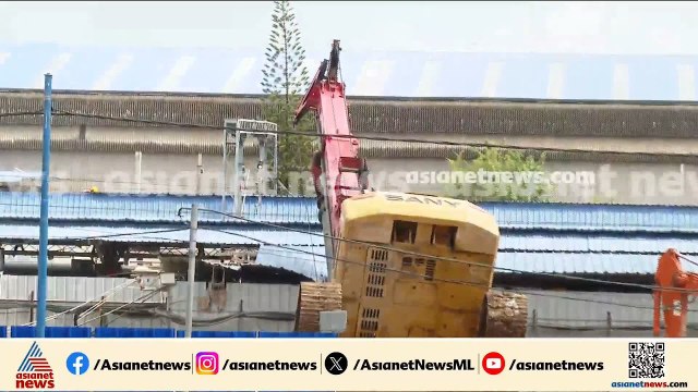 തിരുവനന്തപുരം റെയിൽവേ സ്റ്റേഷനിൽ പൈലിങ് യന്ത്രം ട്രാക്കിലേക്ക് ചെരിഞ്ഞു