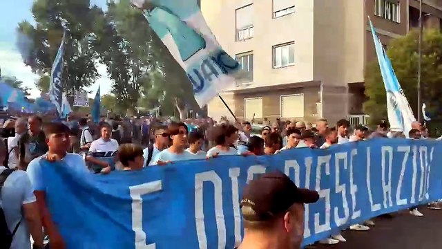 Il grande corteo dei tifosi della Lazio parte da Ponte Milvio