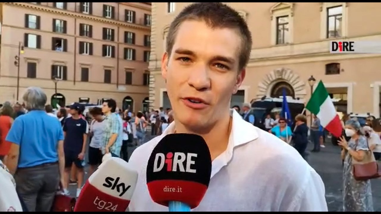 "Avanti con Draghi": manifestazione e firme in piazza a Roma
