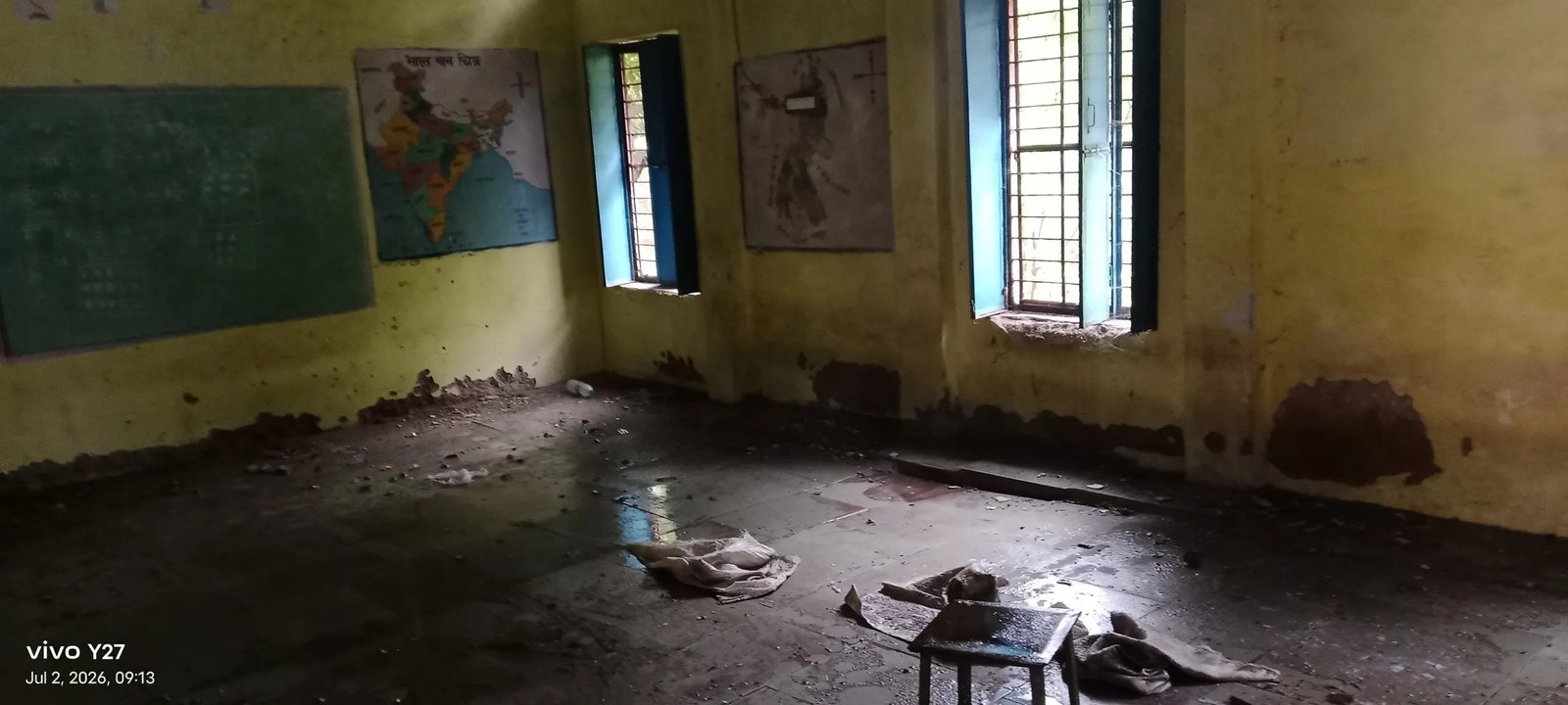 पहली बारिश में टपका सरकारी स्कूल