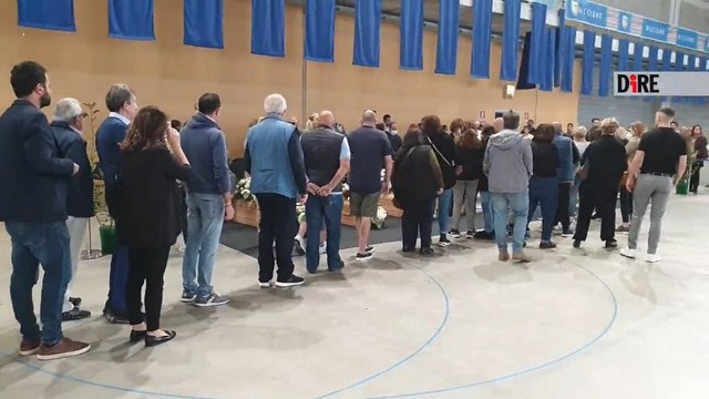 Riccione, folla e lacrime alla camera ardente delle sette vittime dell'incidente sulla A4
