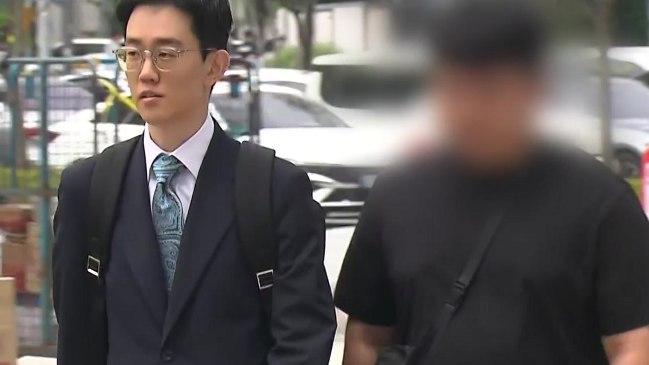 '잠실 개표소 경찰 폭행' 20대 2명 구속영장 기각 / YTN