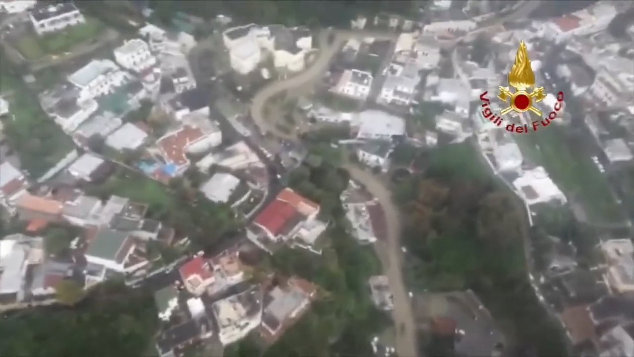 L'elicottero dei Vigili del fuoco in volo su Ischia dopo la frana