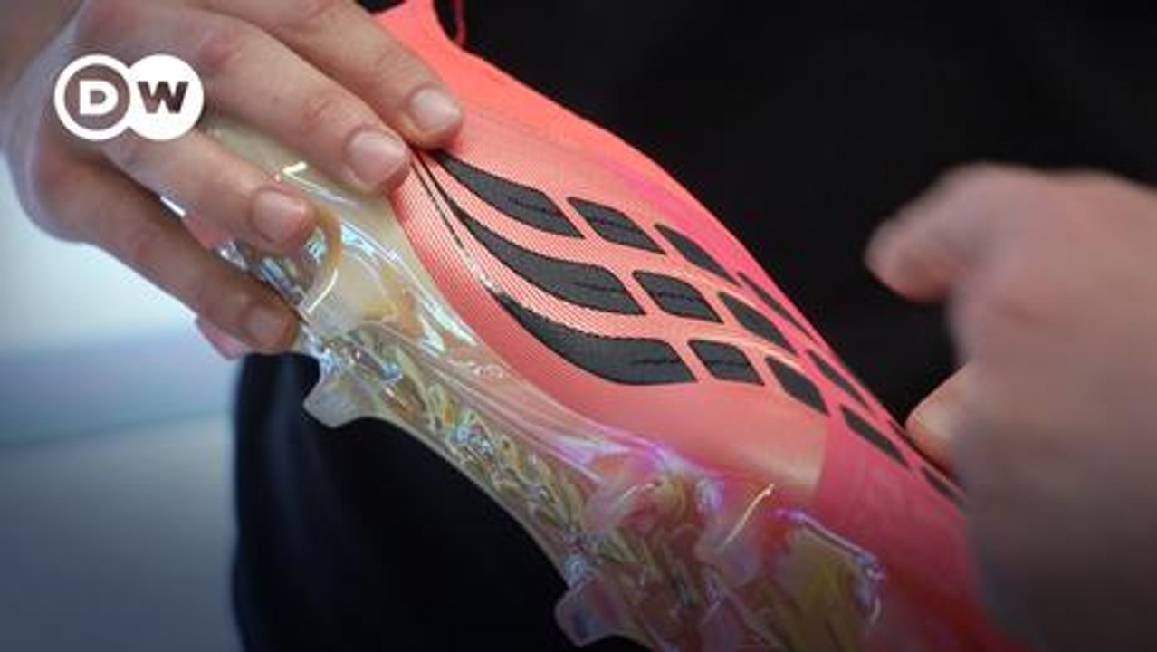Handarbeit für die Stars. Adidas fertigt Fußballschuhe für die Stars