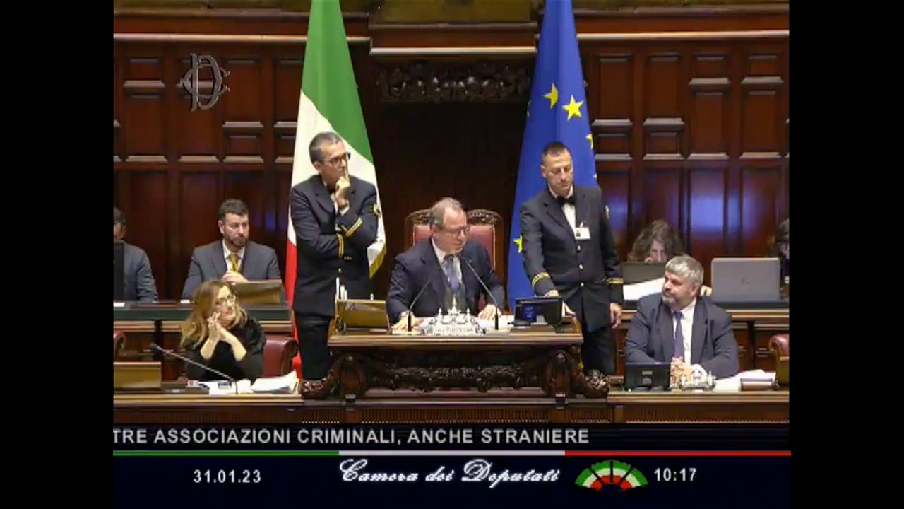 Il meloniano Donzelli al Pd: "State con i mafiosi?" Bagarre alla Camera sul 41-bis