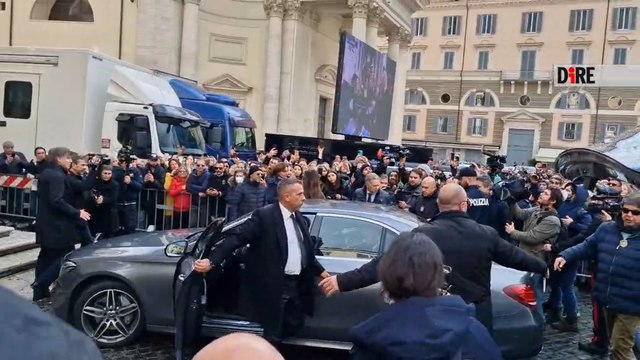 Cori e applausi per Maria De Filippi ai funerali di Maurizio Costanzo