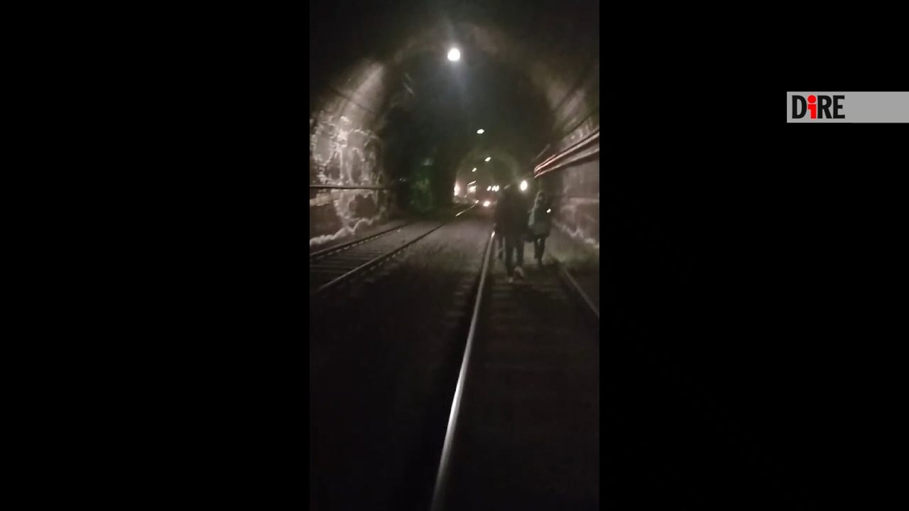 Treno della linea Roma-nord si ferma in galleria, passeggeri scesi sui binari