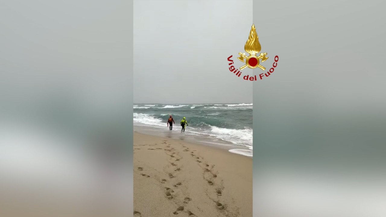 Barcone si schianta sulle coste di Crotone: morti decine di migranti, tra le vittime anche bambini