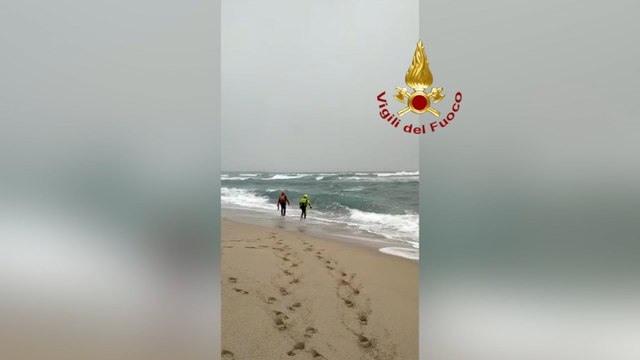 Barcone si schianta sulle coste di Crotone: morti decine di migranti, tra le vittime anche bambini