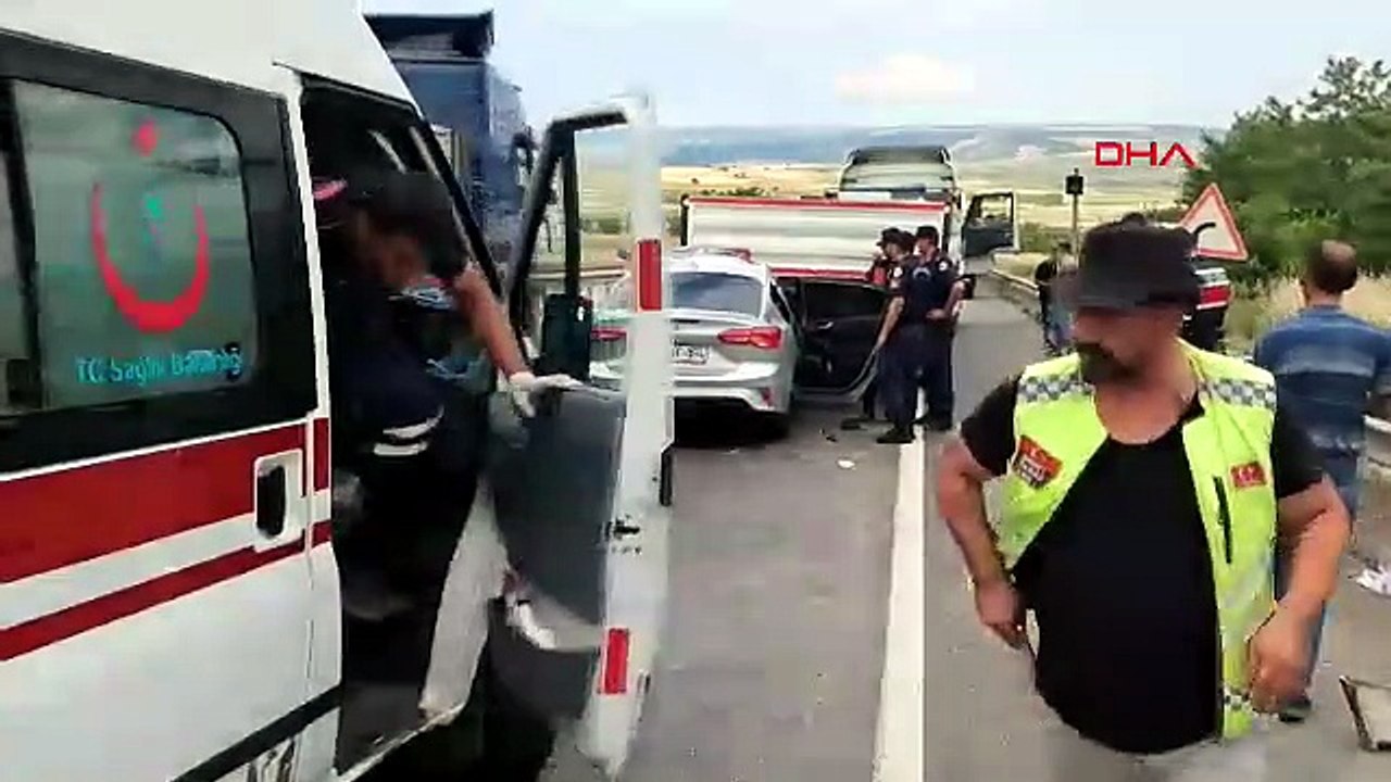Karabük'te korkunç kaza! Otomobil, TIR'a arkadan çarptı: Ölü ve yaralılar var!