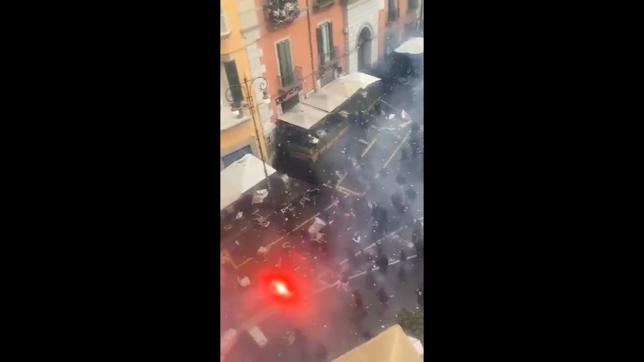 I tifosi dell'Eintracht contro la polizia: a Napoli guerriglia in centro